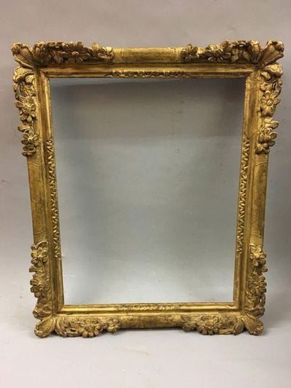 *Cadre en bois sculpté et doré à décor de...
