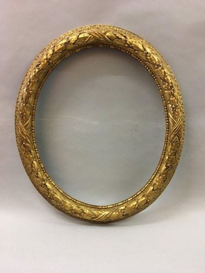 *Cadre ovale en bois sculpté et doré

Style...