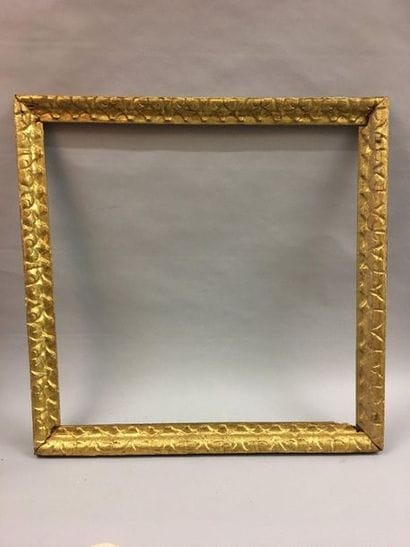 *Baguette en bois sculpté et doré à décor...