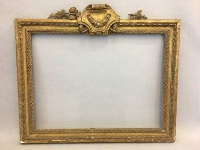 *Cadre en tilleul sculpté et doré à décor...