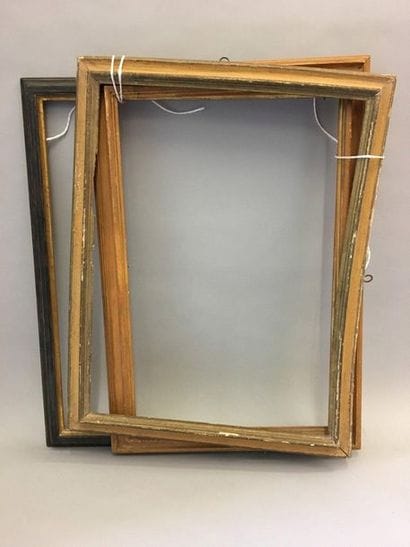 *Lot de trois baguettes en bois mouluré et...