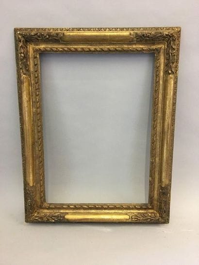 *Cadre en chêne sculpté et doré à décor de...