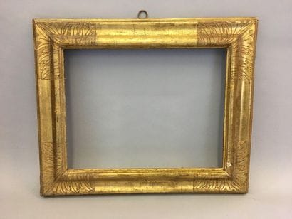 *Cadre en bois mouluré et doré à profil renversé...