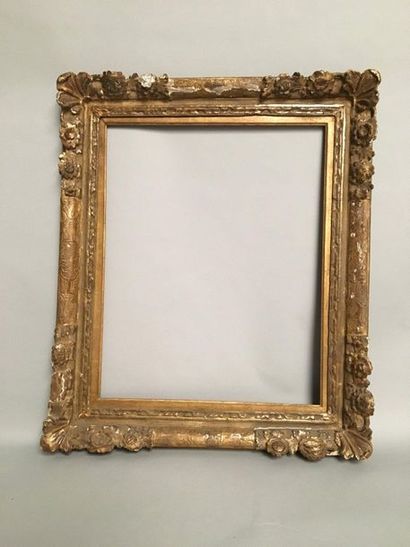 *Cadre en chêne sculpté et doré à décor de...