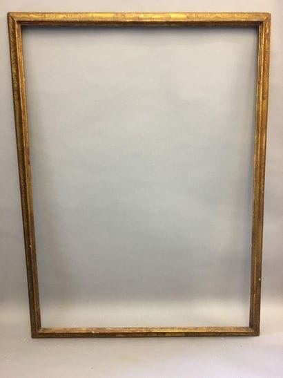 *Grande baguette en bois mouluré et doré...
