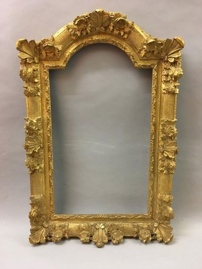 *Cadre en chêne sculpté et redoré à décor...