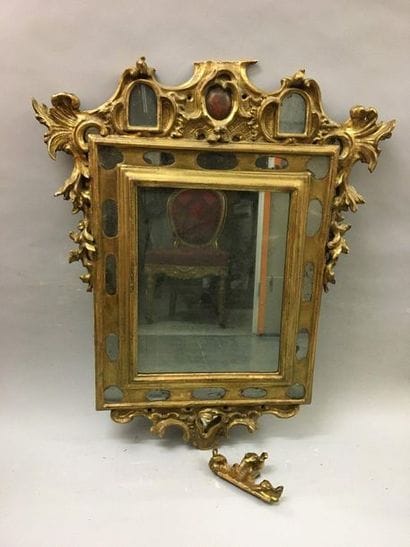 *Miroir en bois sculpté et doré à décor de...