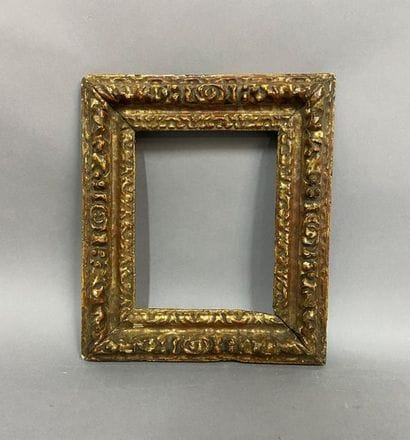 Cadre en chêne sculpté et doré à décor de...