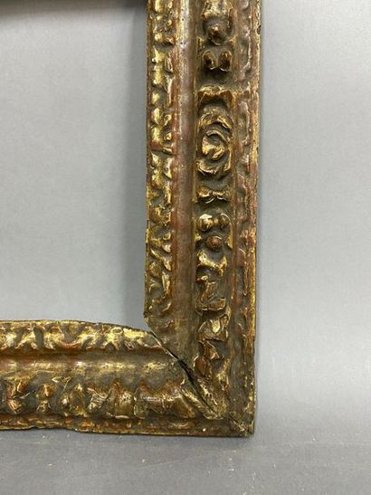Cadre en chêne sculpté et doré à décor de...