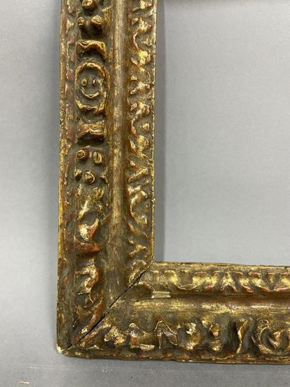 Cadre en chêne sculpté et doré à décor de...