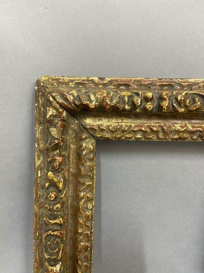 Cadre en chêne sculpté et doré à décor de...
