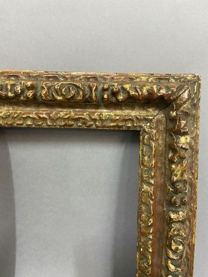 Cadre en chêne sculpté et doré à décor de...