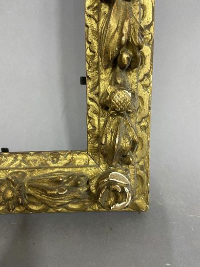 Cadre en bois sculpté et doré à décor de...