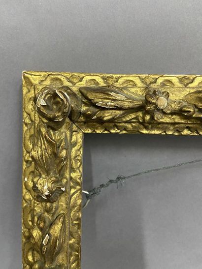 Cadre en bois sculpté et doré à décor de...