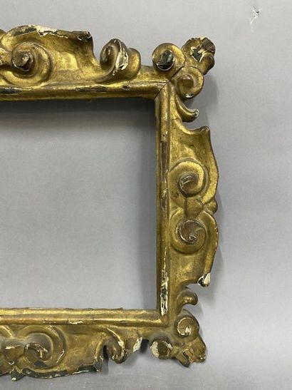 Cadre en tilleul sculpté et doré à décor...