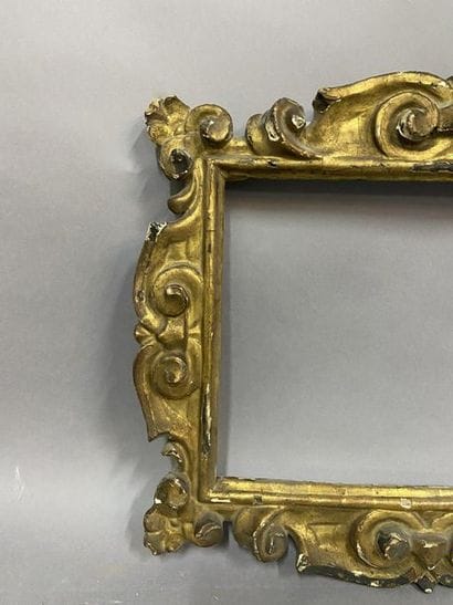 Cadre en tilleul sculpté et doré à décor...