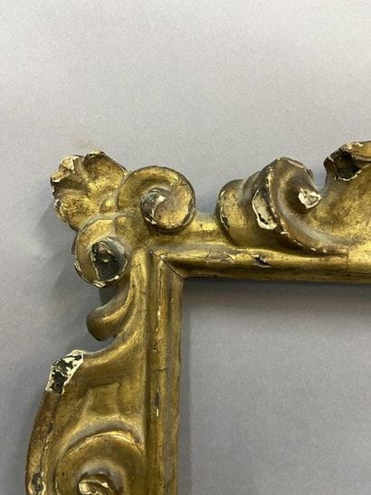 Cadre en tilleul sculpté et doré à décor...