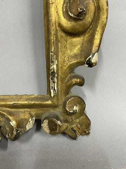 Cadre en tilleul sculpté et doré à décor...