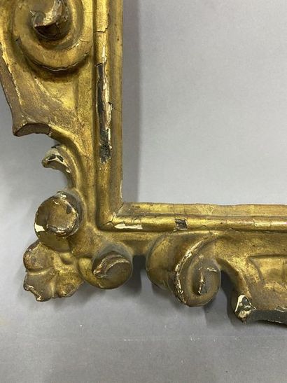 Cadre en tilleul sculpté et doré à décor...