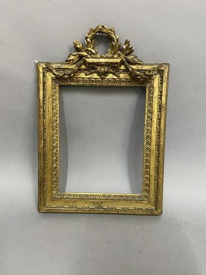 Cadre en chêne sculpté et doré à décor de...