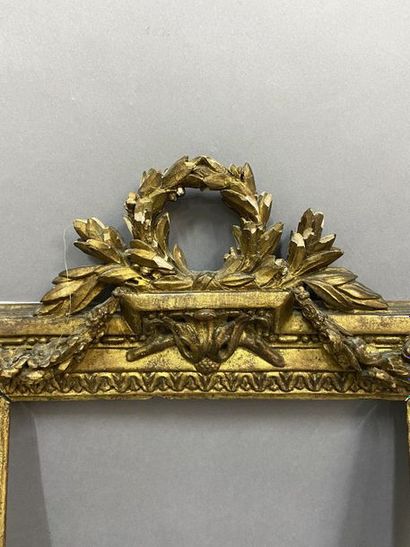 Cadre en chêne sculpté et doré à décor de...