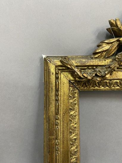 Cadre en chêne sculpté et doré à décor de...