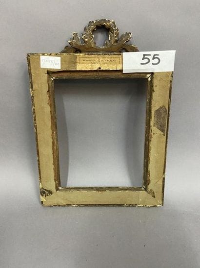 Cadre en chêne sculpté et doré à décor de...