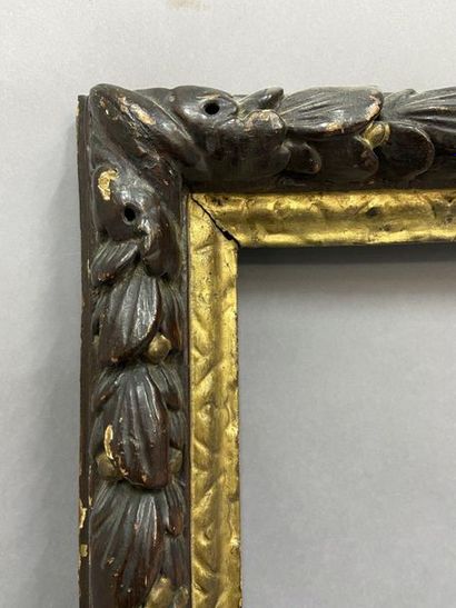 Cadre en chêne sculpté, doré et rechampi...