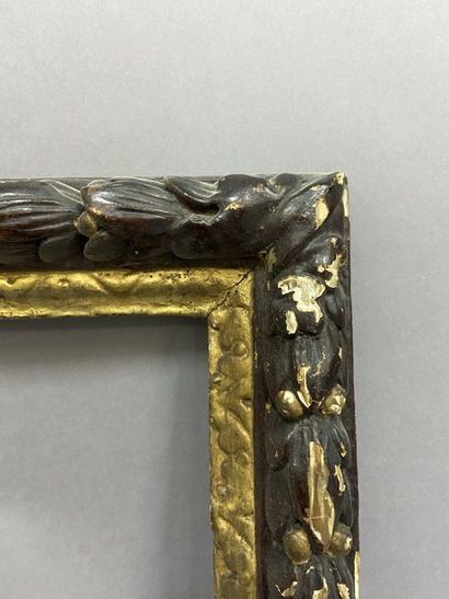 Cadre en chêne sculpté, doré et rechampi...