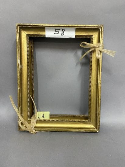 Paire de baguettes en bois et pâte mouluré...