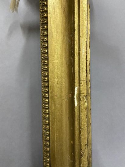 Paire de baguettes en bois et pâte mouluré...