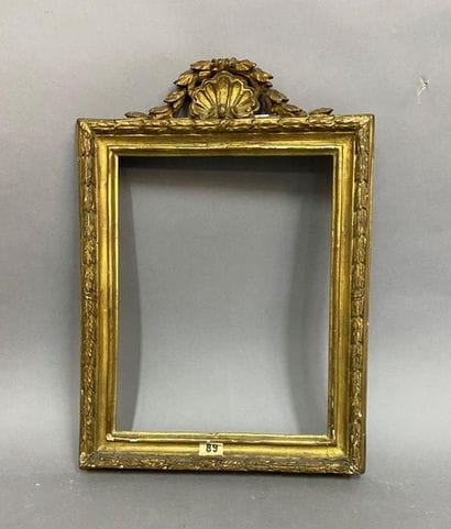 Cadre en bois sculpté et doré à décor de...