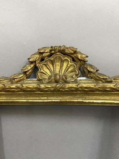 Cadre en bois sculpté et doré à décor de...