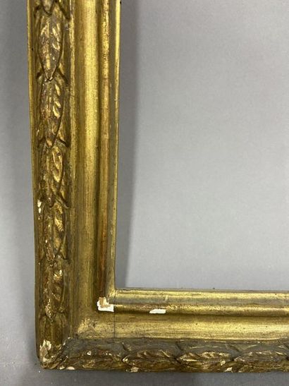 Cadre en bois sculpté et doré à décor de...
