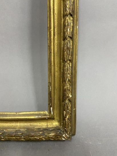 Cadre en bois sculpté et doré à décor de...
