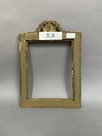 Cadre en bois sculpté et doré à décor de...