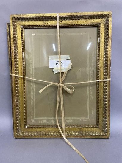 Deux baguettes en bois et pâte sculpté et...
