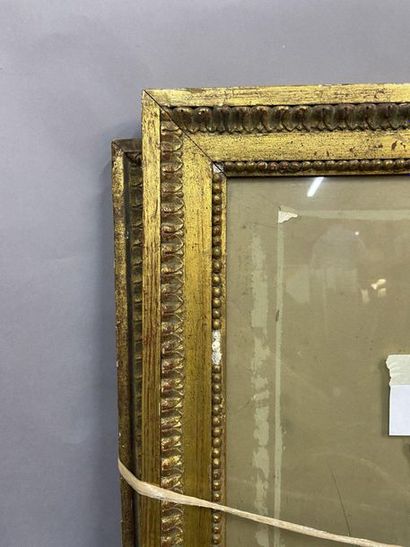 Deux baguettes en bois et pâte sculpté et...