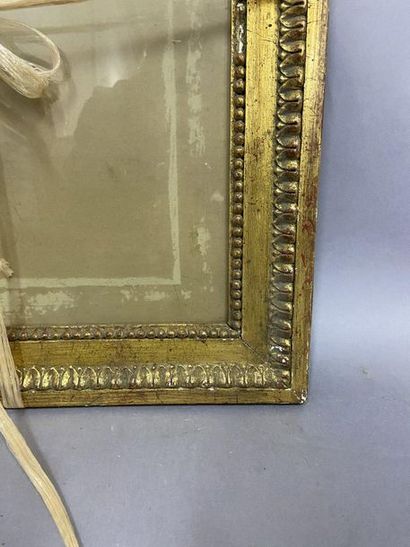 Deux baguettes en bois et pâte sculpté et...