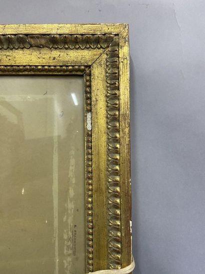 Deux baguettes en bois et pâte sculpté et...