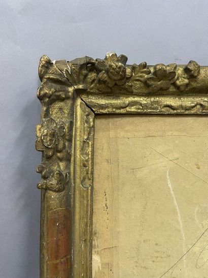 Cadre en chêne sculpté et doré à décor de...