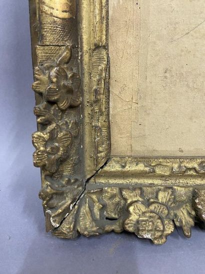 Cadre en chêne sculpté et doré à décor de...
