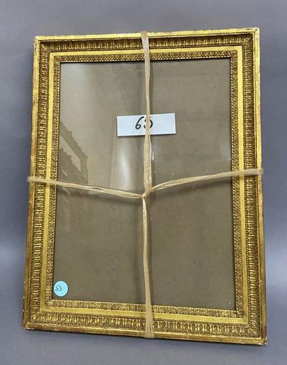 Paire de baguettes en bois et stuc doré à...