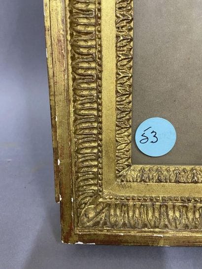 Paire de baguettes en bois et stuc doré à...