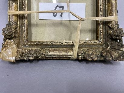 Deux petits cadres en bois sculpté et anciennement...
