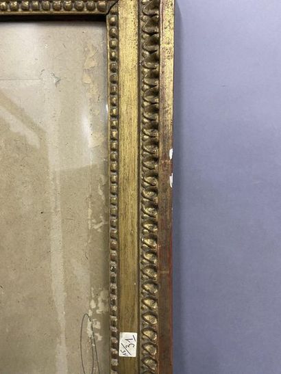 Baguette en bois sculpté et doré à décor...