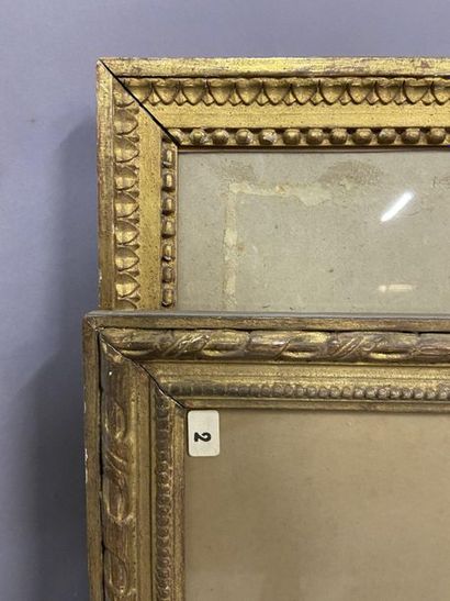 Deux baguettes en bois sculpté et doré à...