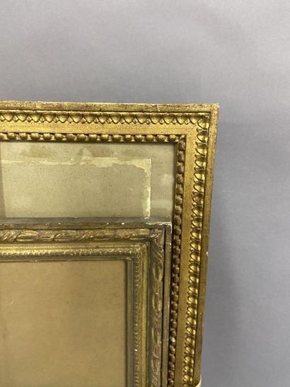 Deux baguettes en bois sculpté et doré à...