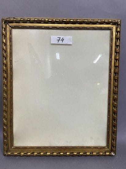 Baguette en bois et stuc doré à décor de...