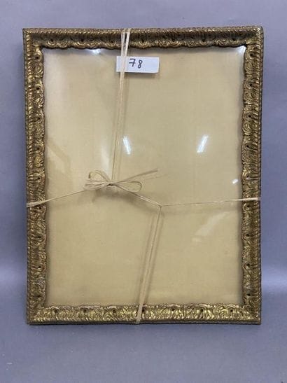 Paire de baguettes en bois sculpté et doré...